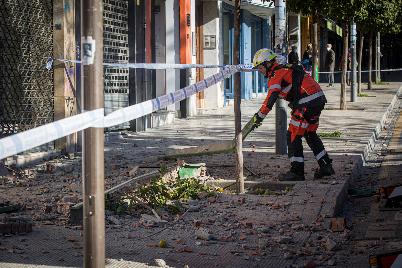 Sucesos En Granada: Un Herido En La Calle Sócrates Tras Caerle Parte De ...