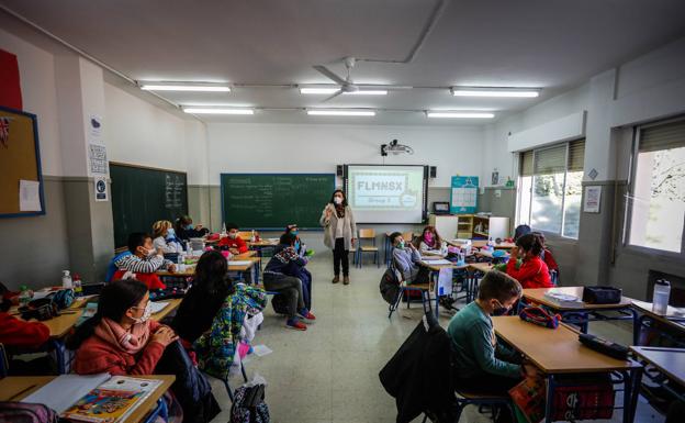 Las clases comienzan a medio gas y 99 profesores de baja por covid en Almería