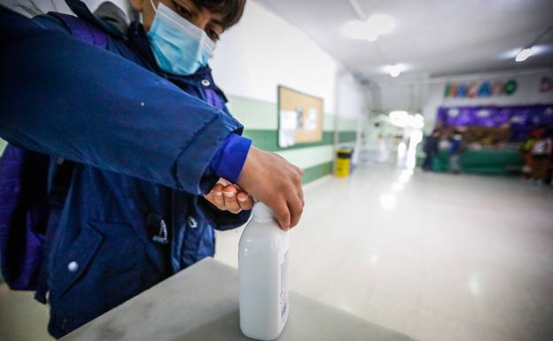 El PP defiende la «normalidad» y el PSOE acusa a la Junta de Andalucía de «improvisar»