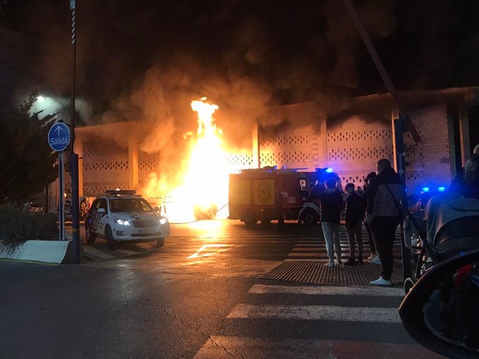 Arde un contenedor de basura junto al centro comercial Carrefour en el barrio del Zaidín