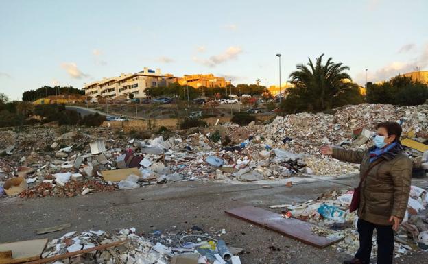 Los escombros y residuos se acumulan en un solar del barrio de Los Ángeles