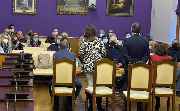 El alcalde pide a los vecinos del Valle la cesión de las plazoletas para su arreglo