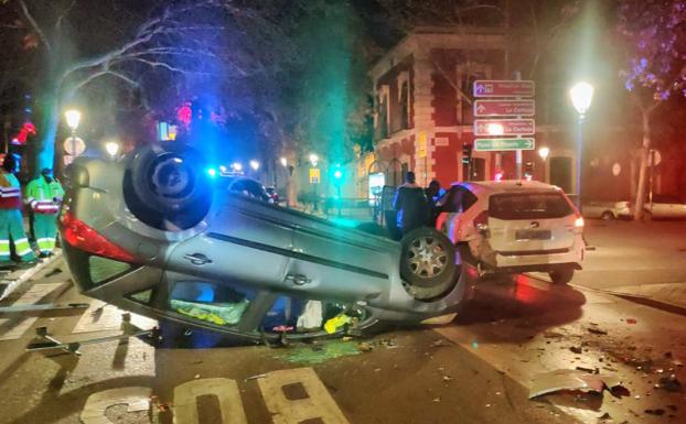 Choca contra un taxi que estaba parado en un semáforo en rojo, vuelca y acaban heridas tres personas