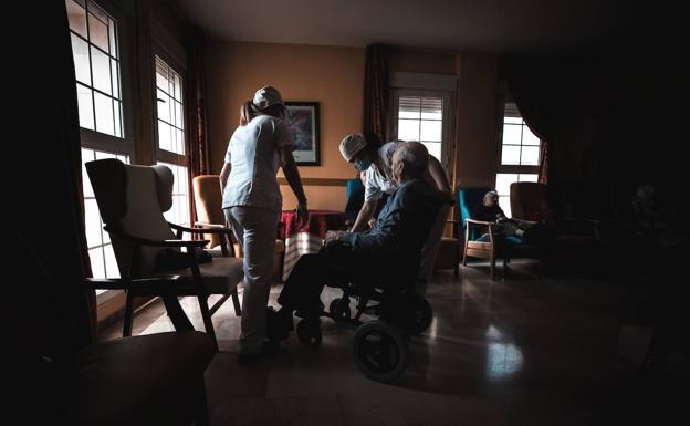 Andalucía suspende las salidas de usuarios de residencias y exige mascarilla FPP2 para trabajadores y visitantes