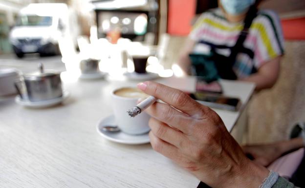 Neumólogos avisan del peligro de fumar en terrazas: «Esparce el coronavirus 8 metros»