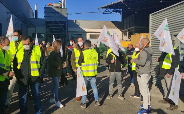 Los agricultores retoman las protestas y almazaras y cooperativas de Jaén cierran sus puertas en plena recolección de la aceituna