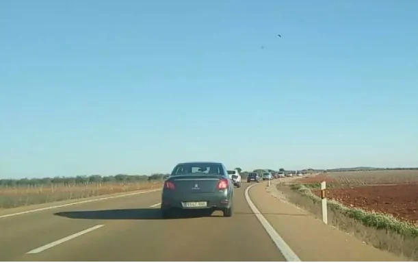 Más de un centenar de vehículos marcha durante dos horas para reclamar la autovía entre Granada y Badajoz