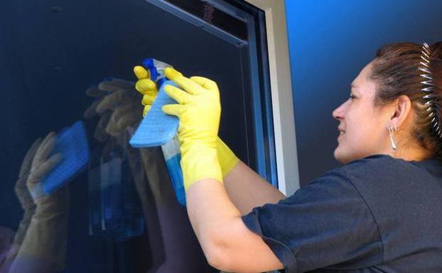 La Seguridad Social lanza un aviso a los empleados del hogar que trabajan menos de 60 horas