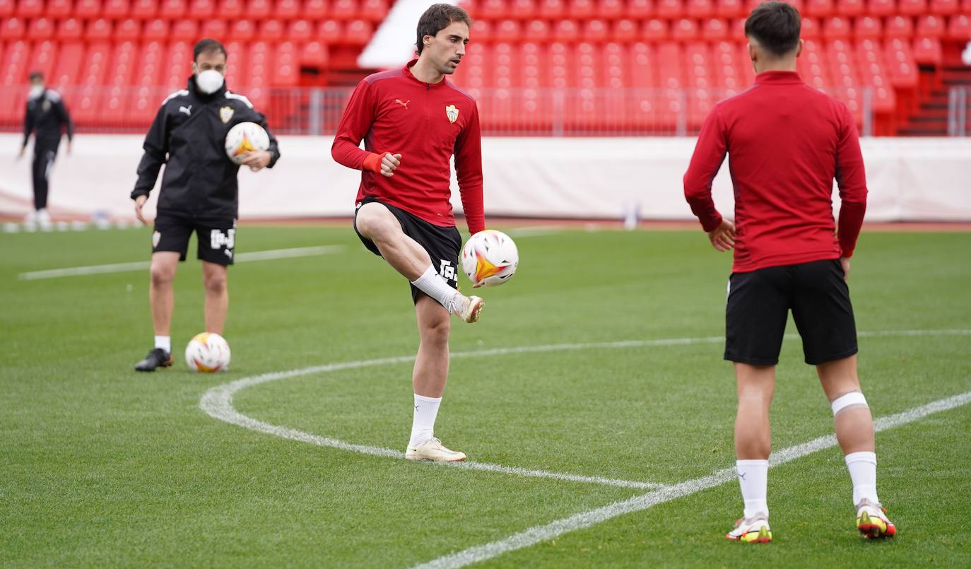 El entrenador del Almería habla de Iñigo Eguaras, el último fichaje