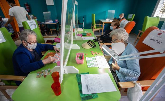 La vacuna hace que solo uno de cada cien ancianos contagiados en las residencias acabe hospitalizado