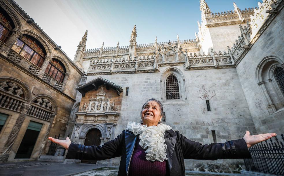 La soprano invisible de Granada: «Por mi vocación canto hasta en las calle»
