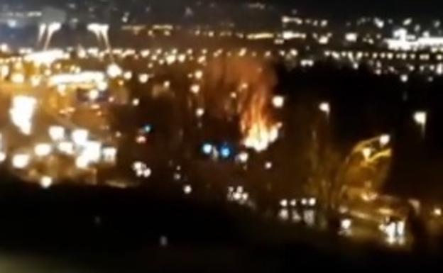 Un fuego en la cuneta de la Circunvalación de Granada alerta a los conductores