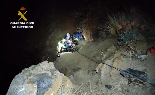 Rescatan a una senderista herida tras caer desde 40 metros por un cortado en Capileira