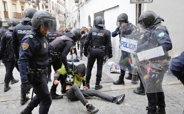 La Policía desaloja parcialmente un edificio ocupado por familias con niños en el centro de Granada