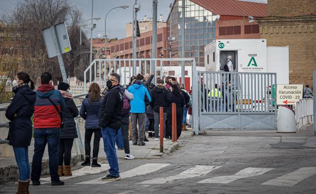 Largas colas para vacunarse sin cita en la unidad móvil instalada en Fermasa