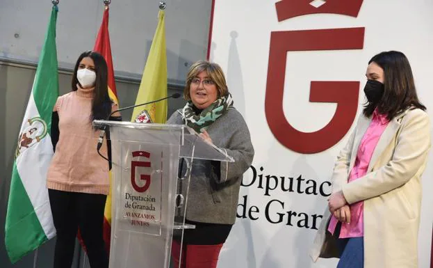 Elvira Martínez y Carmen Gallardo junto a la diputada Ana Muñoz./IDEAL