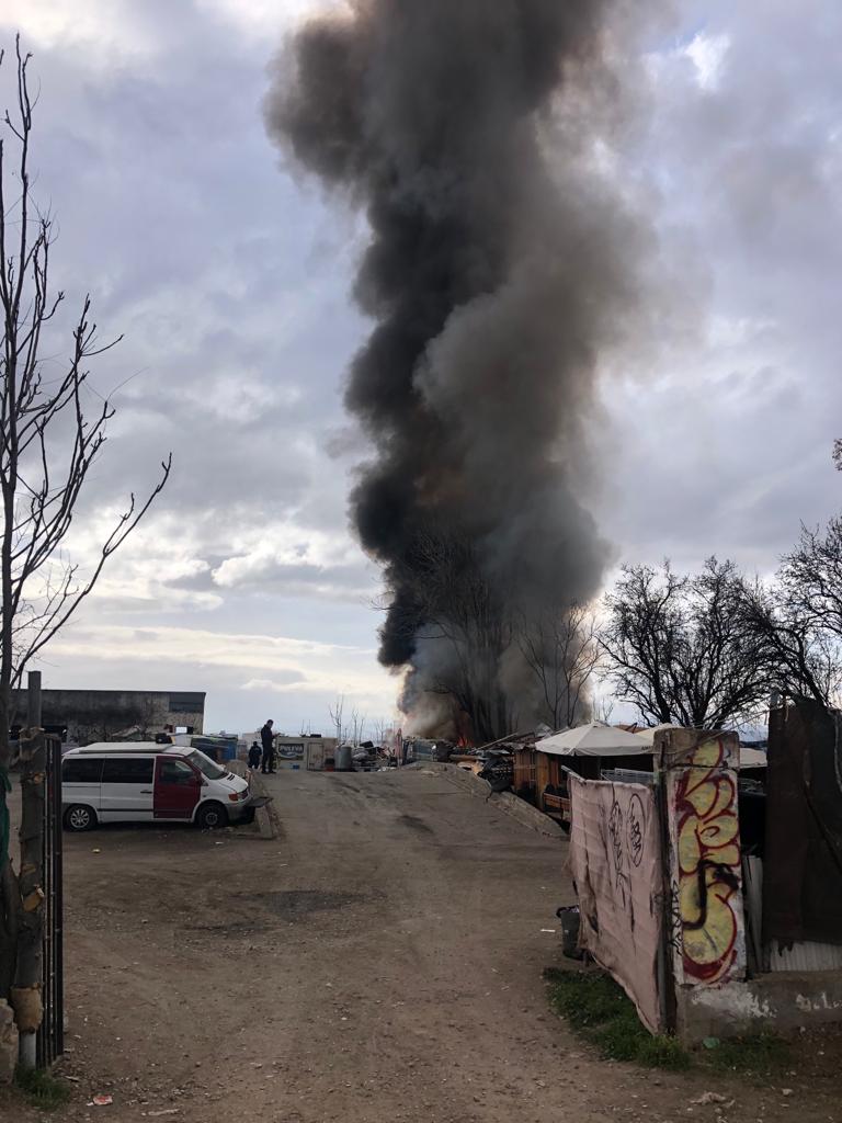 El fuego del asentamiento chabolista de Granada comenzó en el exterior