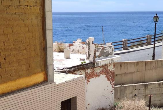 14 años de espera para recuperar las vistas al mar en la playa de Casarones