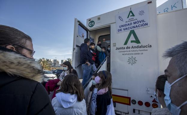 La sexta ola empieza a remitir: Almería cierra la semana con un 40% menos de contagios