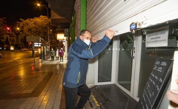 Las noches de la Chana, cada vez con menos bares abiertos: «El barrio se está muriendo»