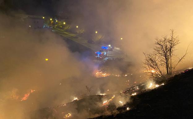 Declarado un fuego en un descampado cerca del hospital de Motril
