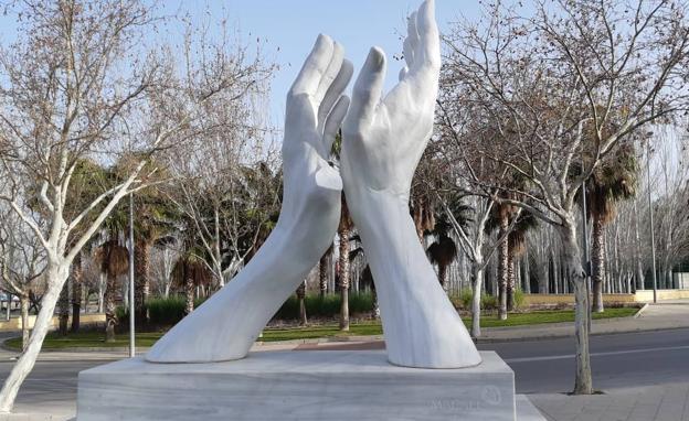 El monumento dedicado a los sanitarios sufre un acto vandálico y pierde un dedo