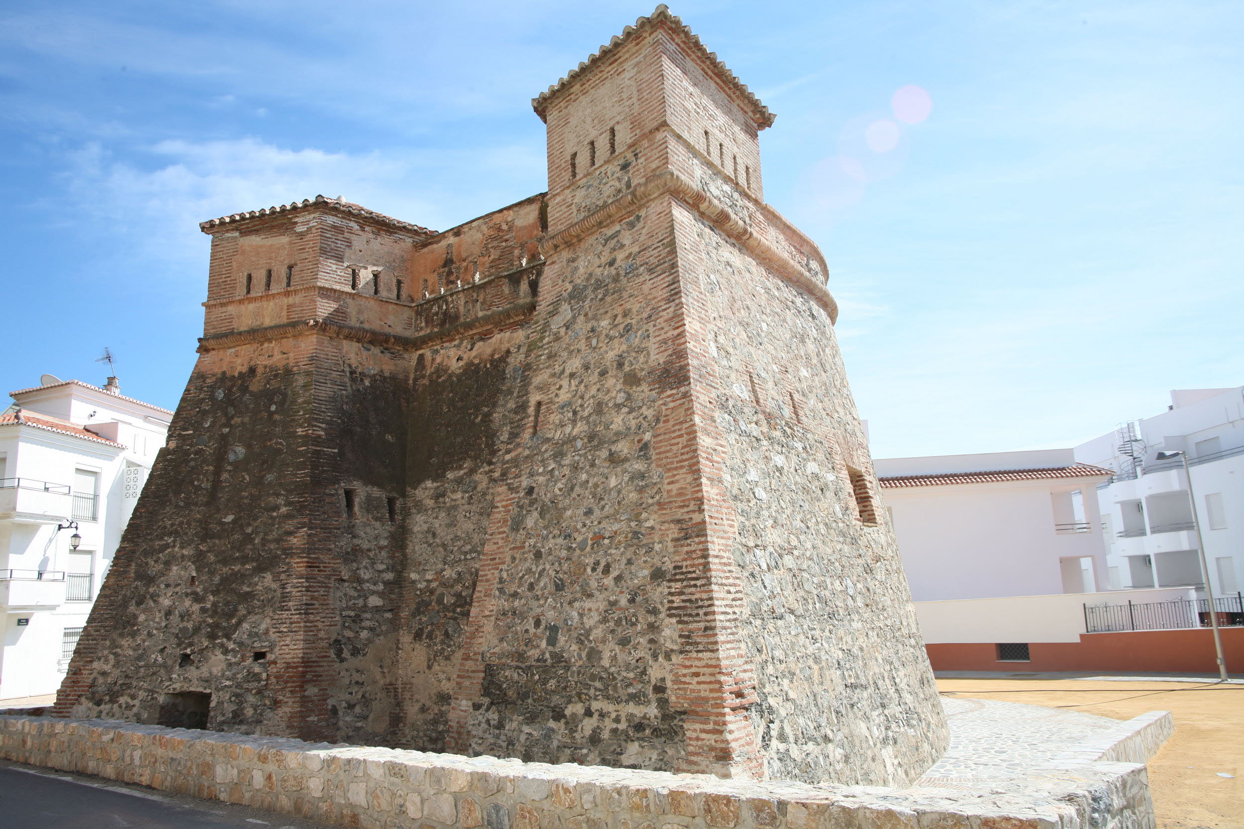 Un castillo para defender la Costa de Granada en Polopos