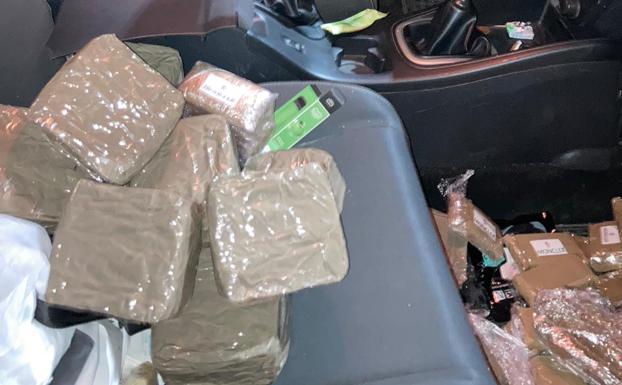 Dos detenidos por transportar once kilos de hachís en Baños de la Encina