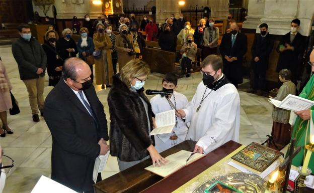 Juan García Montero y su esposa juran su cargo como mayordomos de la Virgen del Rosario