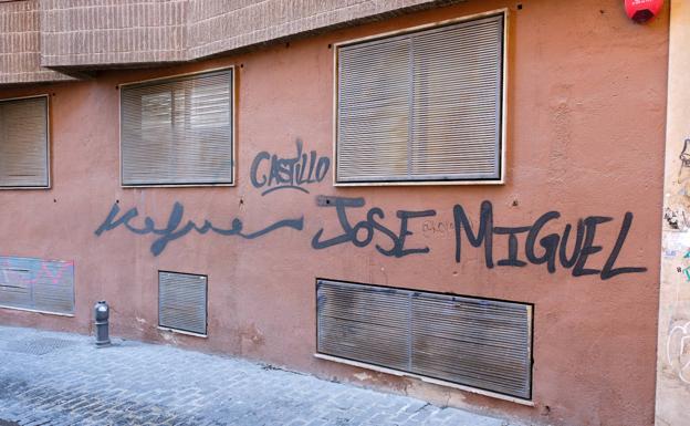 Hacen pintadas en apoyo a Castillo Higueras en las fachadas de edificios de la calle Frailes, cerca de San Antón
