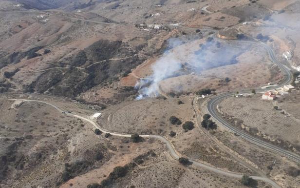 El Infoca combate por tierra y aire un incendio en Albondón