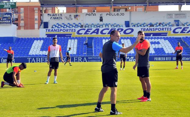 El Linares quiere acabar el mes en el grupo de los que pelean por el play off