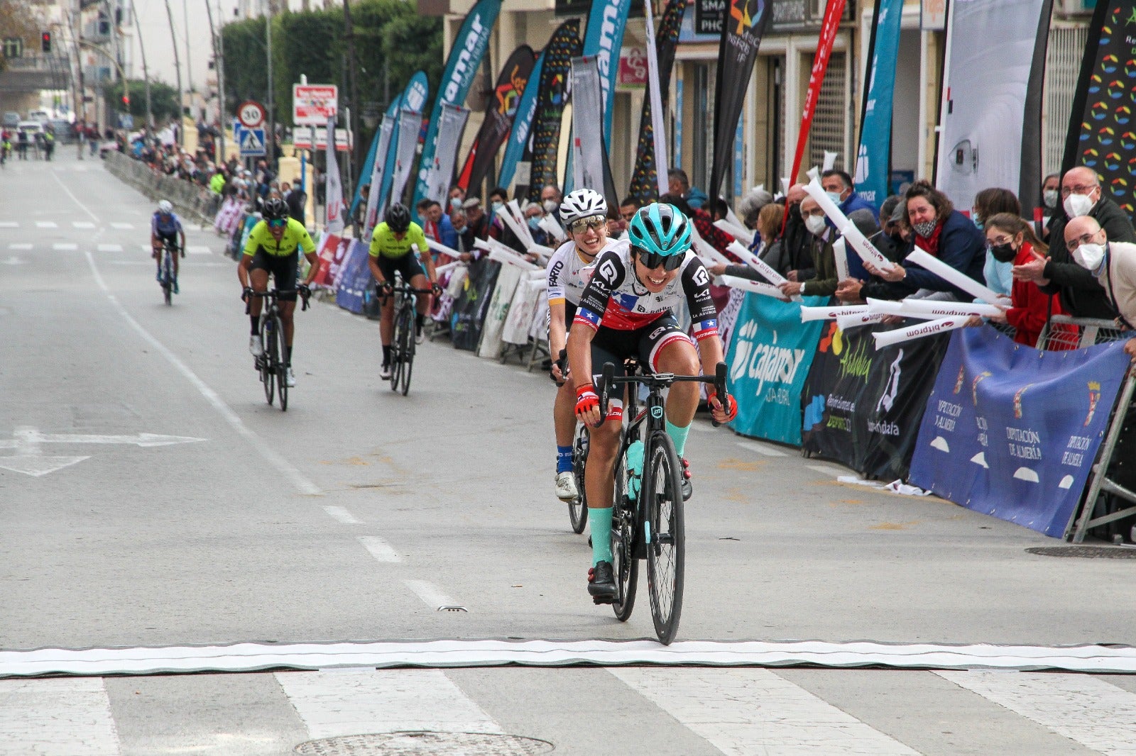 La Women Cycling de Almería luce en su debut con triunfo de la chilena Aranza Villalón