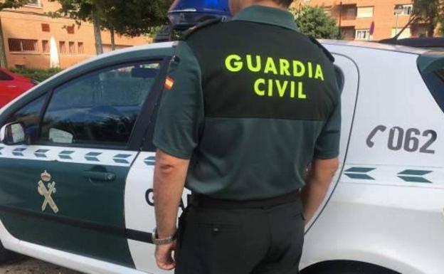 Paran un coche por circular sin ITV por Granada y descubren un alijo de marihuana en el maletero