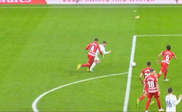 Gonalons pisa a Hazard fuera del área