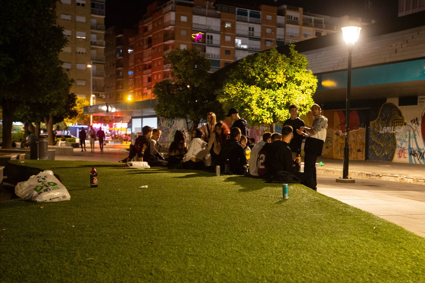 La glorieta de Arabial, a debate por los botellones tres décadas después de la 'movida'