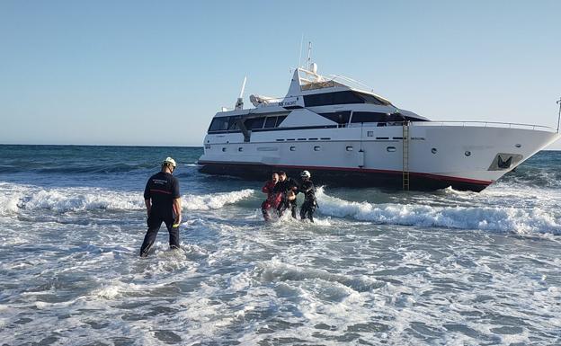 Cinco horas atrapados en un 'megayate' en la playa de Carchuna
