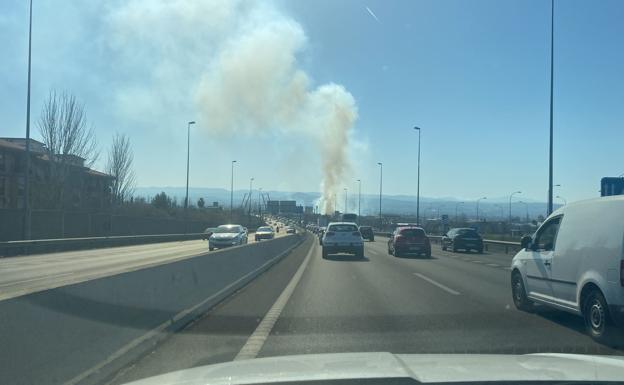Una columna de humo genera un gran atasco en la Circunvalación de Granada