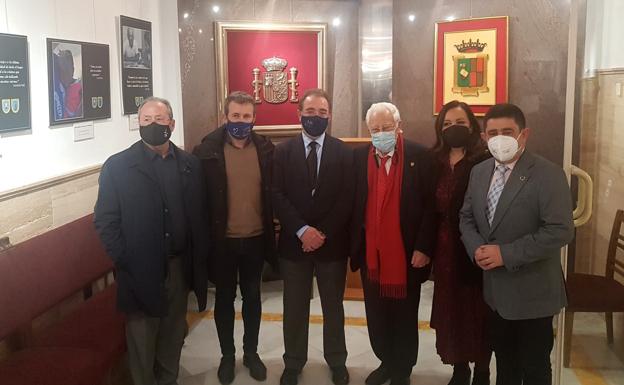 El Padre Ángel inaugura la exposición de Mensajeros de la Paz en el Colegio de Abogados