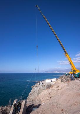 Torrenueva levanta el puente colgante que unirá sus playas a 32 metros de altura