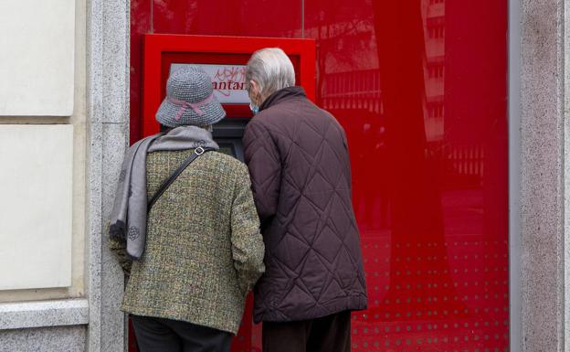 La banca ampliará la atención presencial y los horarios forzada por los mayores