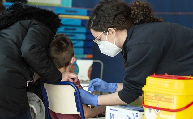 Los contagios de la sexta ola y las dudas de los padres frenan la vacunación de los niños