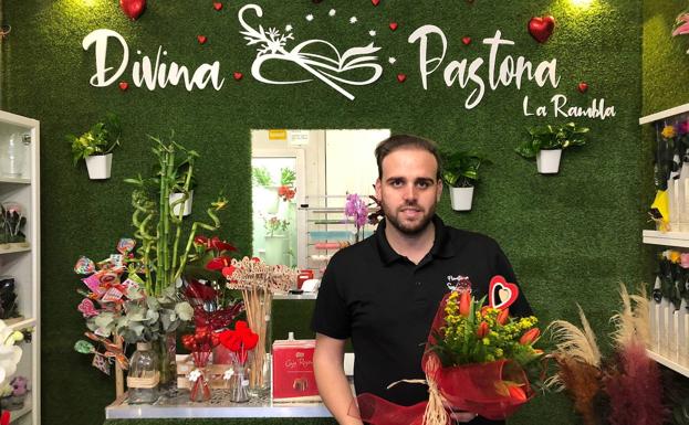 El comercio de Almería se viste de rojo para recibir el Día de San Valentín