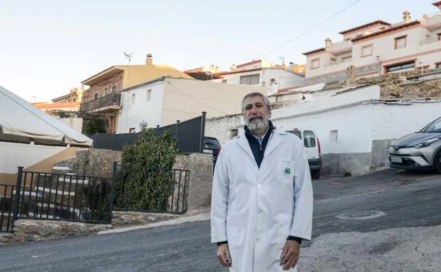 Un médico jubilado hace 200 kilómetros al día para velar por la salud de Charches