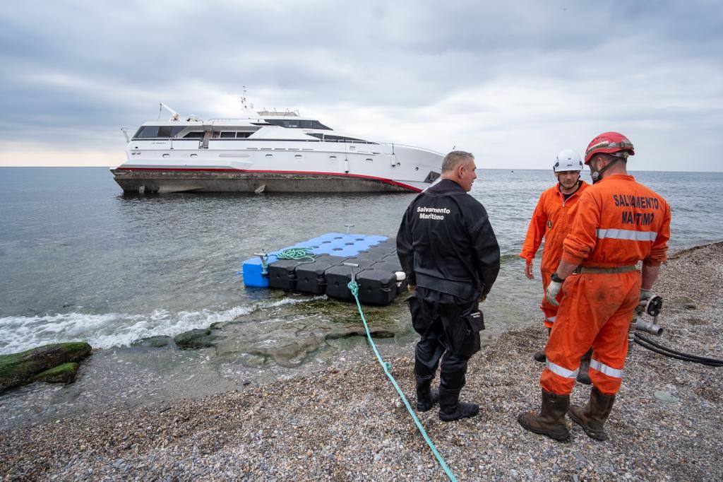 Comienza la operación para rescatar el yate varado en la playa de Carchuna