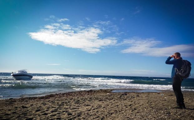 Un segundo yate con 32 inmigrantes ilegales encalla en la playa de Carchuna