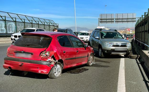Una herida en un accidente múltiple que colapsa la Circunvalación de Granada