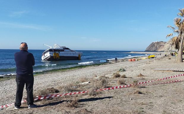 Colocan globos para reflotar el barco encallado en Carchuna