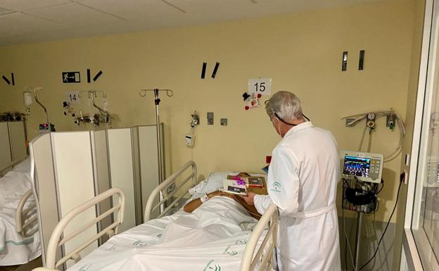 El Hospital Virgen de las Nieves vuelve a permitir acompañantes a pacientes hospitalizados