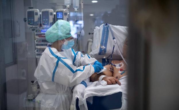 La letalidad del virus es cinco veces menor que hace un año en Almería a pesar de que se han duplicado los casos